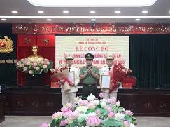 Image: Two Police Chiefs in Hanoi Promoted to Colonel Rank