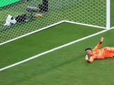 Image: Uruguay Substitutes Goalkeeper Muslera After Mistake Against Spain