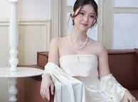 Image: Beauty Blogger Lives in Luxury Penthouse but Eats Simple Dinner