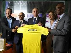 Image: Cabo Verde Coach Gifts Jersey to António José Seguro