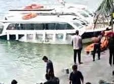 Image: Capsized Canoe with 32 Tourists in Phu Quoc