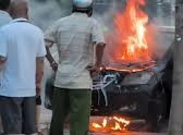 Image: Car Catches Fire on Sidewalk in Ho Chi Minh City