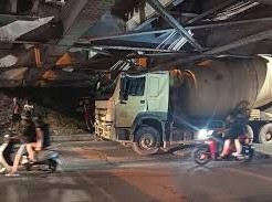 Image: Concrete Truck Gets Stuck Under Long Bien Bridge