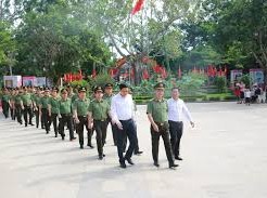 Image: Deputy Minister Pays Tribute at Kim Liên and Truông Bồn Sites