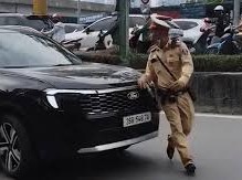 Image: Driver Rams Traffic Police to Escape in Hanoi