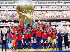 Image: FIFA President Urges Trump to Step Aside During Spain's Trophy Celebration