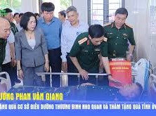 Image: General Phan Van Giang Visits Nho Quan Rehabilitation Center