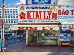 Image: Kim Ly Jewelry Director Charged in Diamond Smuggling Case