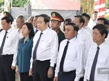 Image: National Assembly Chairman Commemorates Heroes at Le Thi Rieng Park