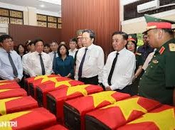 Image: National Assembly Chairman Pays Tribute at Le Thi Rieng Park