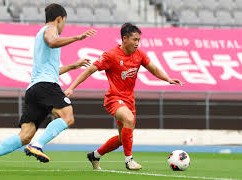 Image: Nguyễn Xuân Son Leads Vietnam to Victory Over South Korean Club