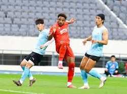 Image: Nguyễn Xuân Son Shines as Vietnam Defeats Yongin FC 2-1