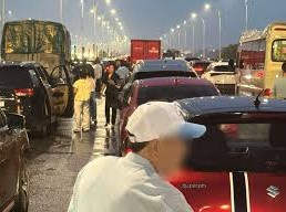 Image: Severe Traffic Jam on Vinh Tuy Bridge as Drivers Abandon Vehicles