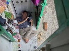 Image: Struggles of Residents Living in Narrow Houses Along Xuyen Tam Canal