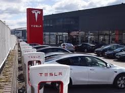 Image: Tesla's Valuation Under Scrutiny Amid Market Speculation