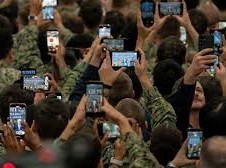 Image: US Military Considers Confiscating Cellphones Amid Iran Threats