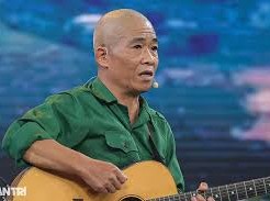 Image: Veteran's Song Touches Hearts at Memorial Event