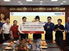 Image: Vietnam Welcomes Record Lottery Winner from South Korea