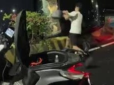Image: Young Man Uses Electric Bike Battery to Rescue Driver from Wreck