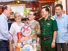 Image: 113-Year-Old Heroic Mother Receives 700 Million VND from Vingroup