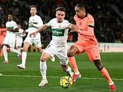 Image: Barcelona vs Elche: A Clash of Champions in La Liga