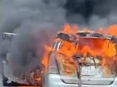 Image: Car Catches Fire on Overpass in Hai Phong