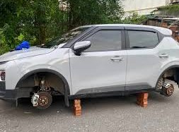 Image: Car Loses Two Wheels Overnight in Hanoi: Owner Speaks Out