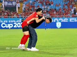 Image: Coach Kim Sang Sik Carries Dinh Bac to Receive Best Award