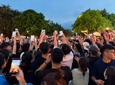 Image: Crowds Gather Outside Huan Hoa Hong's Home Amid Controversy