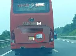 Image: Driver Uses 'Stay 60m Away' Sign to Promote Safe Distancing