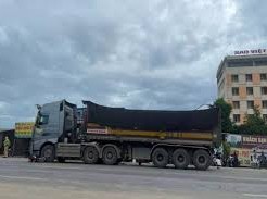 Image: Fatal Collision Involving Tractor Trailer in Nghe An