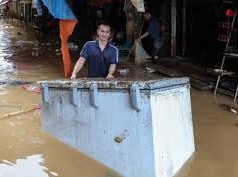 Image: Flooding in Lang Son Leaves Traders Desperate to Save Goods