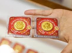 Image: Gold Prices Remain High Amid Market Fluctuations