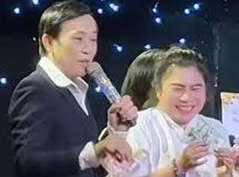 Image: Hoài Linh Brings Luck to a Lucky Woman at Concert