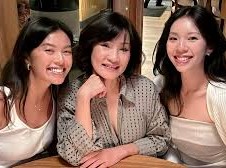 Image: Hồng Đào Finds Joy in Motherhood with Her Two Daughters