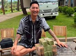 Image: How Huấn 'Hoa Hồng' Distributes Charity Funds: Insights from Locals
