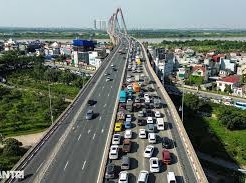 Image: Major Traffic Jam Caused by Accidents on Nhat Tan Bridge