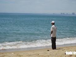 Image: Mother Waits on Beach for Missing Child in Nghê Cape
