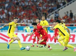 Image: Nguyen Dinh Bac Almost Scores on His Birthday in AFF Cup Match