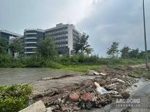 Image: Overgrown Weeds and Poor Conditions Surround Nam Dinh General Hospital