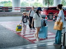 Image: Passengers Criticize New Pickup Policy at Noi Bai Airport