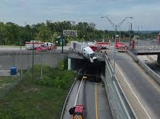 Image: Semi-Truck Crashes into Overpass Wall on I-71 in Cincinnati
