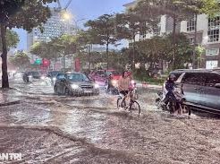 Image: Severe Flooding in Hanoi Forces Residents to Use Boats