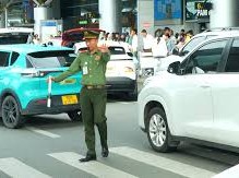 Image: Tan Son Nhat Airport Takes Action Against Illegal Taxi Services