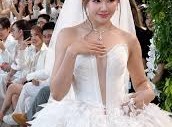 Image: Trấn Thành Cheers for Hari Won at Fashion Show