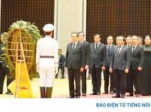Image: Vietnam's National Assembly Chairperson Pays Respects in Laos