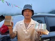 Image: Who is Buying Huấn Hoa Hồng's 300 Billion VND Perfume?