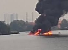 Image: Wooden Boat Fire on Saigon River Claims One Life