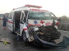 Image: Ambulance Collides with Truck on My Thuan Expressway, Four Injured