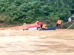 Image: Boat Capsizes in Nghệ An, No Casualties Reported